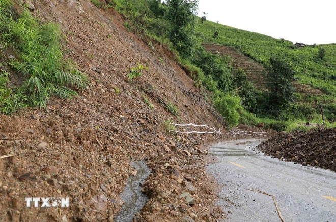 Do mưa lớn nhiều ngày nên sạt lở taluy dương khiến đất đá đổ xuống 1/2 mặt đường gây ảnh hưởng phương tiện khi tham gia giao thông đồng thời tiềm ẩn nguy cơ mất an toàn. (Ảnh: Quý Trung/TTXVN) ttxvn-1107-sat-lo-lai-chau-7.jpg