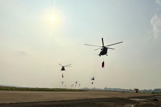10 chiếc trực thăng Mi-8, Mi-17 và Mi-171 đồng loạt cất cánh bay lên bầu trời Thành phố Hồ Chí Minh để thực hiện nhiệm vụ bay chào mừng 50 năm Giải phóng miền Nam, thống nhất đất nước. (Ảnh: Lê Xuân/TTXVN) quan-chung-phong-khong-3444.jpg