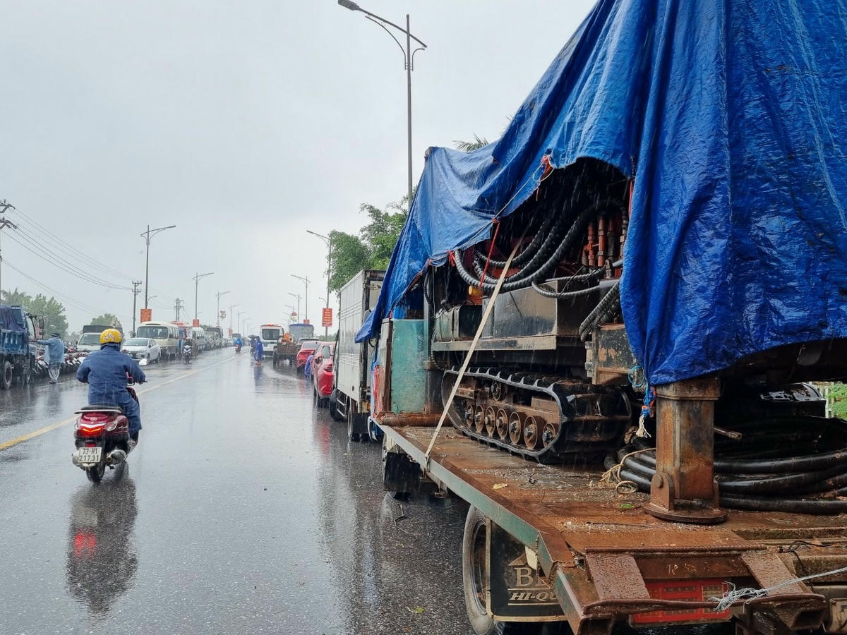 Những tài sản có giá trị như ô tô, máy móc được người dân lên cầu để tránh bị ngập.