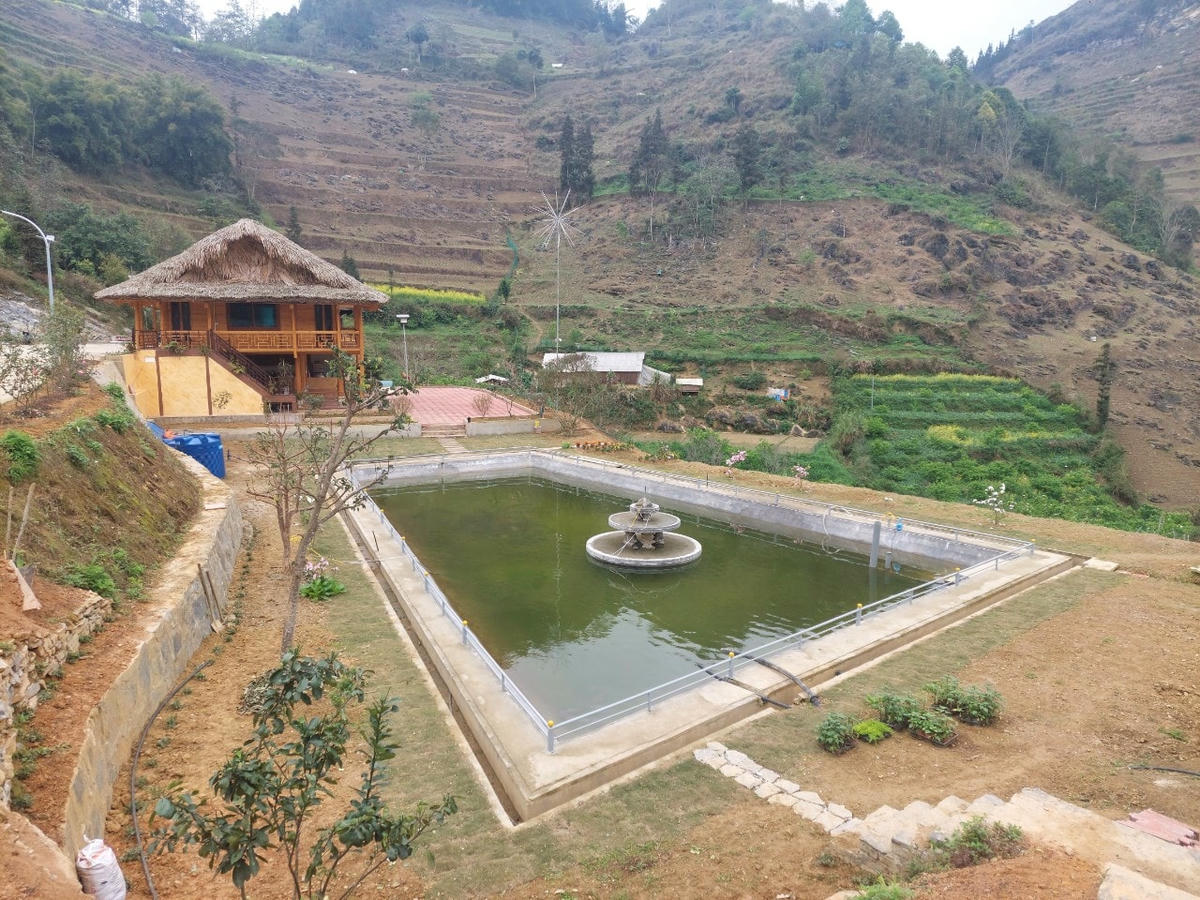 Cạnh ngôi nhà có bể nước được lắp đặt hệ thống lọc nước hiện đại. Ảnh Tuấn Trung