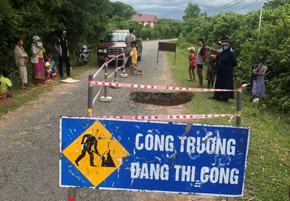 Xuất hiện “hố tử thần” tại tỉnh lộ 588A, đoạn qua địa phận xã Ba Lòng.