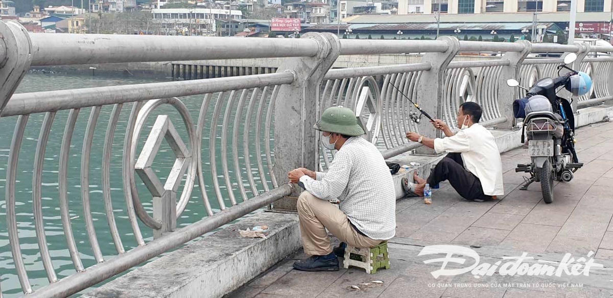 Người câu cá giải trí thường xuyên có mặt ở khu vực này cũng không thể quen nổi mùi khó chịu. Ảnh: Nguyễn Quý.