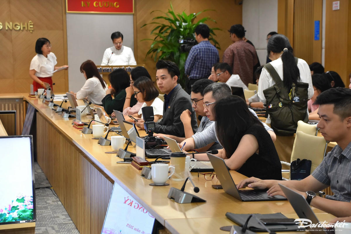 Các đại biểu tại buổi họp báo. Ảnh: Hoàng Chiến.