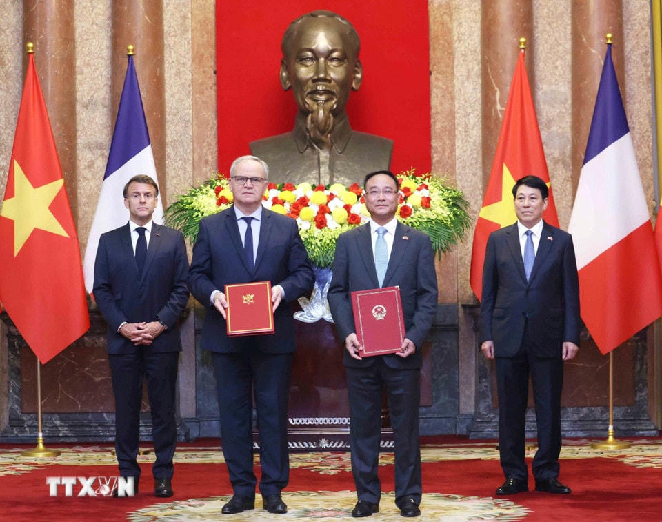 Thứ trưởng Bộ Công an Phạm Thế Tùng và Bộ trưởng bên cạnh Bộ trưởng Nhà nước, Bộ trưởng Bộ Nội vụ Pháp Francois Noel Buffet trao đổi Hiệp định giữa Chính phủ hai nước về hợp tác trong lĩnh vực nhận trở lại công dân. (Ảnh: Lâm Khánh/TTXVN)