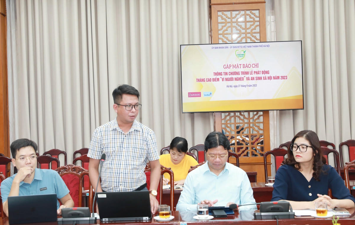 Đại diện các cơ quan thông tấn, báo chí đặt câu hỏi.