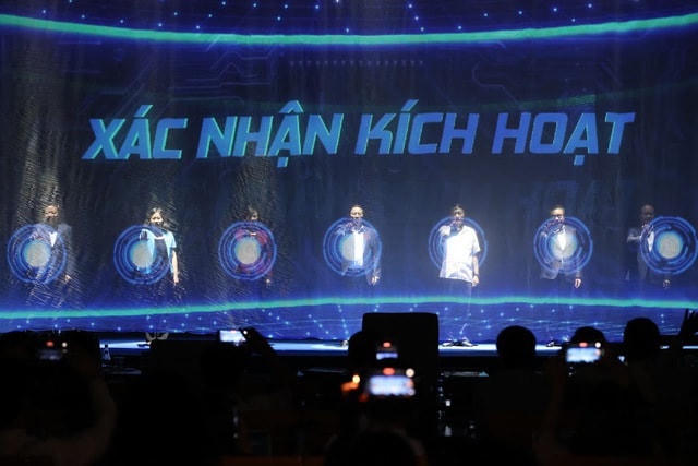 Thủ tướng Phạm Minh Chính và các đại biểu thực hiện nghi thức kích hoạt vận hành một số nền tảng, ứng dụng của Đề án 06 trên địa bàn TP Hà Nội. Ảnh: Kinhtedothi.vn