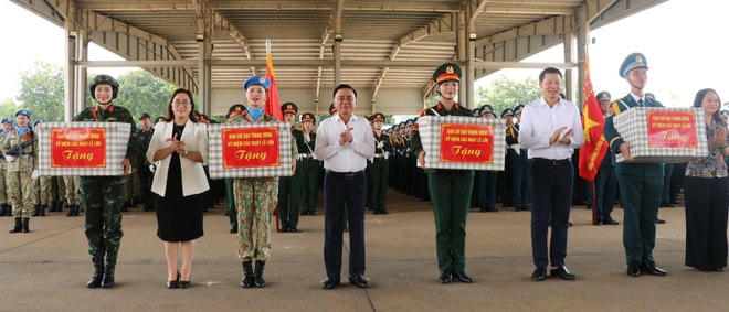 Thường trực Ban Bí thư Trần Cẩm Tú và đoàn công tác, thăm hỏi, động viên và tặng quà các khối tham gia diễu binh, diễu hành đang luyện tập tại Trung đoàn Không quân 935. (Ảnh: Sỹ Tuyên/TTXVN) tran-cam-tu-2.jpg
