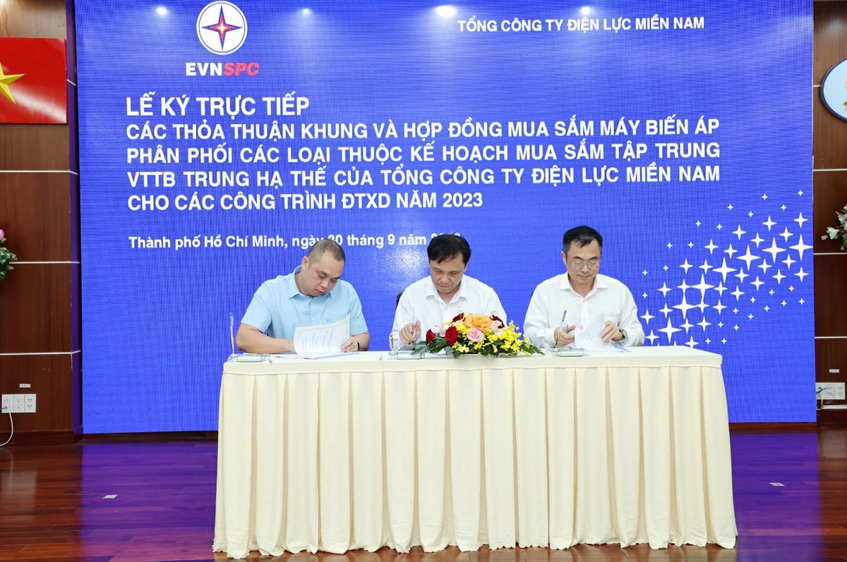 Ông Nguyễn Phước Đức - Tổng giám đốc EVNSPC (giữa) ký các thỏa thuận khung với Liên danh Công ty Cổ phần cơ điện Thủ Đức và Công ty Cổ phần thiết bị điện & Chế tạo biến thế Hà Nội (Liên danh EMC-CTC) cho Gói thầu số 2 - Máy biến áp phân phối 1 pha (75kVA-100kVA). Ảnh: EVNSPC