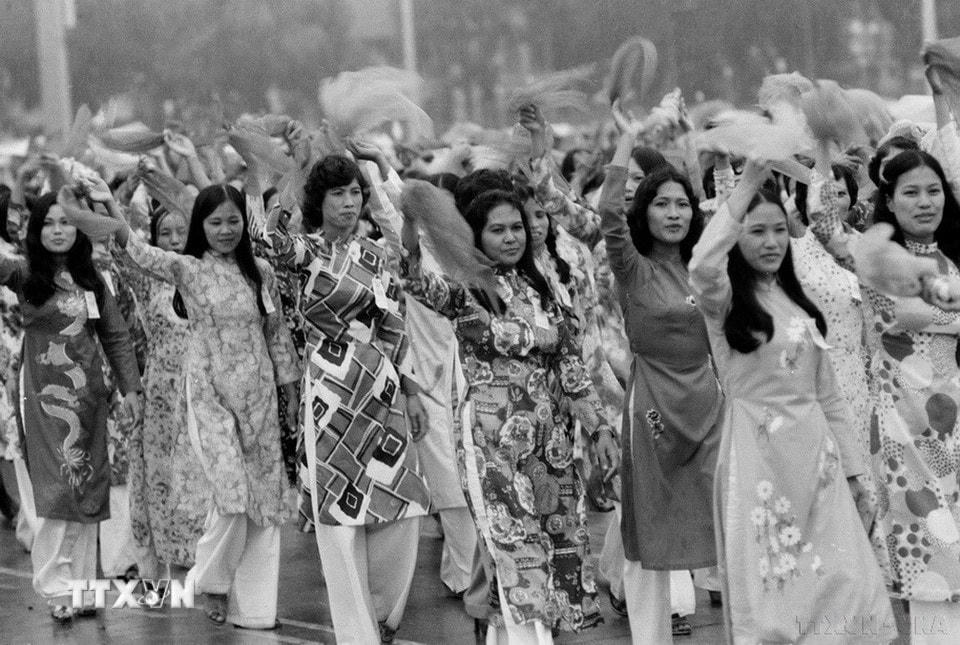 Khối quần chúng diễu qua lễ đài. (Ảnh: Xuân Lâm/TTXVN)