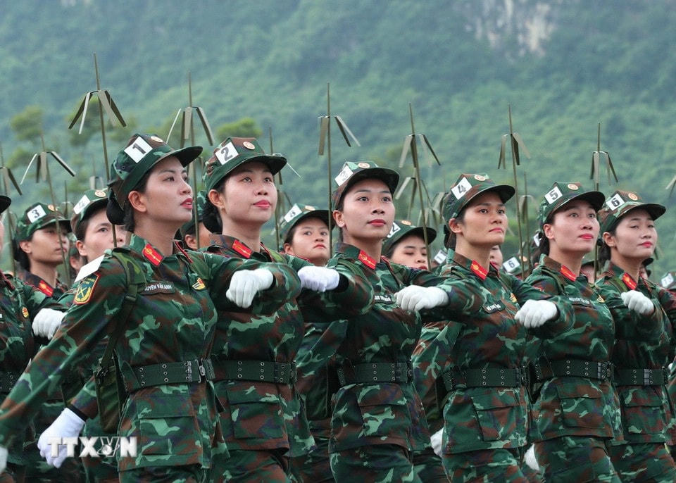 Khối nữ thông tin tham gia hợp luyện. (Ảnh: Trọng Đức/ TTXVN)