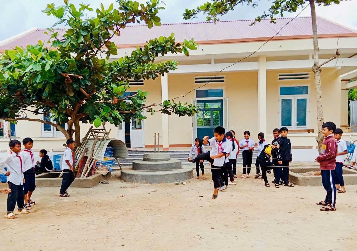 Người dân xã Yang Mao hưởng ứng trồng cây, phủ xanh đất trống đồi trọc.