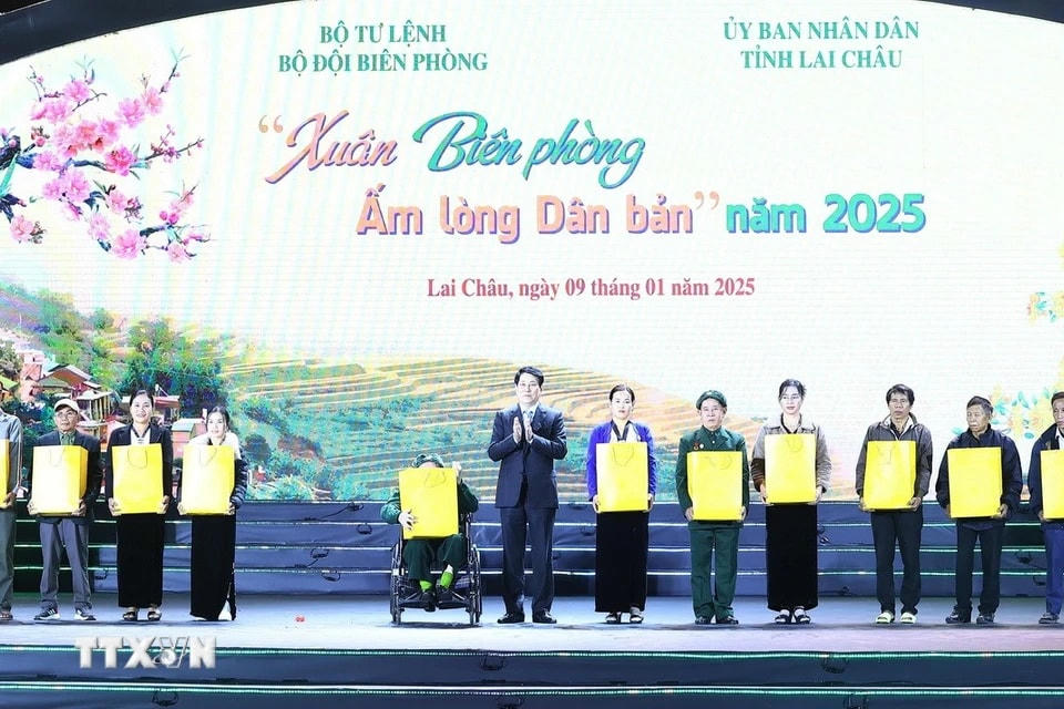 Chủ tịch nước Lương Cường tặng quà các hộ nghèo xã Pa Tần, huyện Sìn Hồ, tỉnh Lai Châu. (Ảnh: Lâm Khánh/TTXVN)