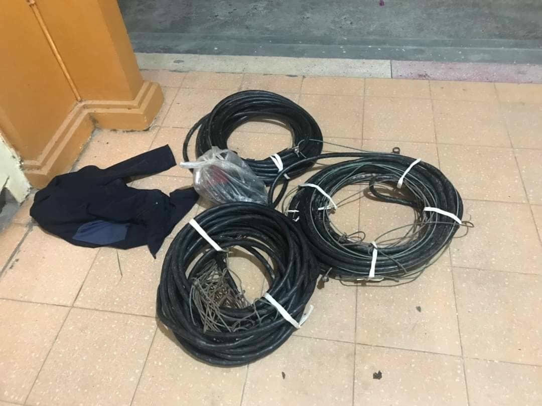 Lực lượng chức năng thu giữ tang vật là 21m dây cáp điện và nhiều dụng cụ, phương tiện (Ảnh: CA phường Đông Lễ).