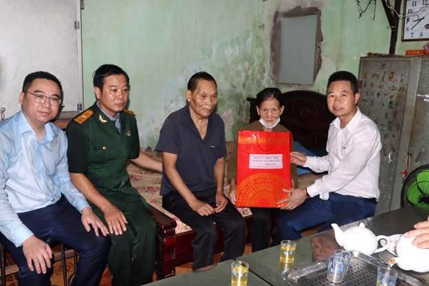 Chú thích ảnh: Thăm và tặng quà gia đình Người có công. Ảnh: T.B