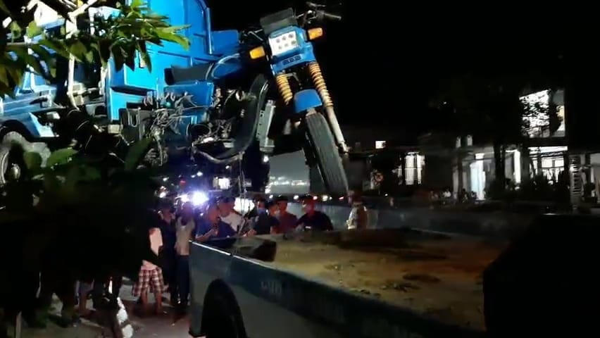 Sau cú va chạm mạnh, xe ba gác lao lên vỉa hè đâm trúng ba bà cháu khiến 3 người thương vong.