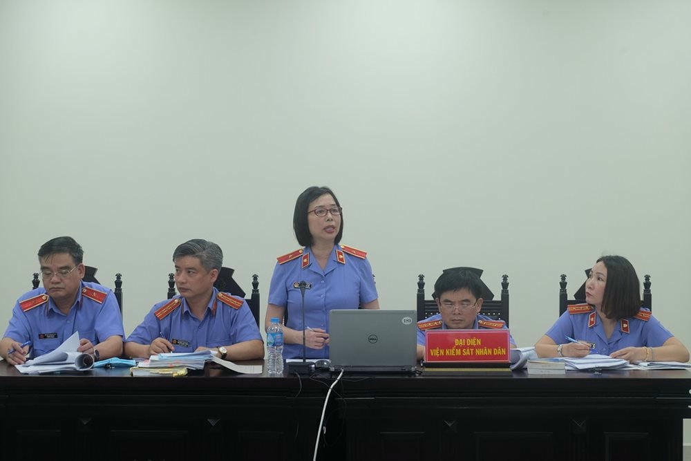 Đại diện VKSND TP Hà Nội đối đáp quan điểm của luật sư. Ảnh: Anh Hùng