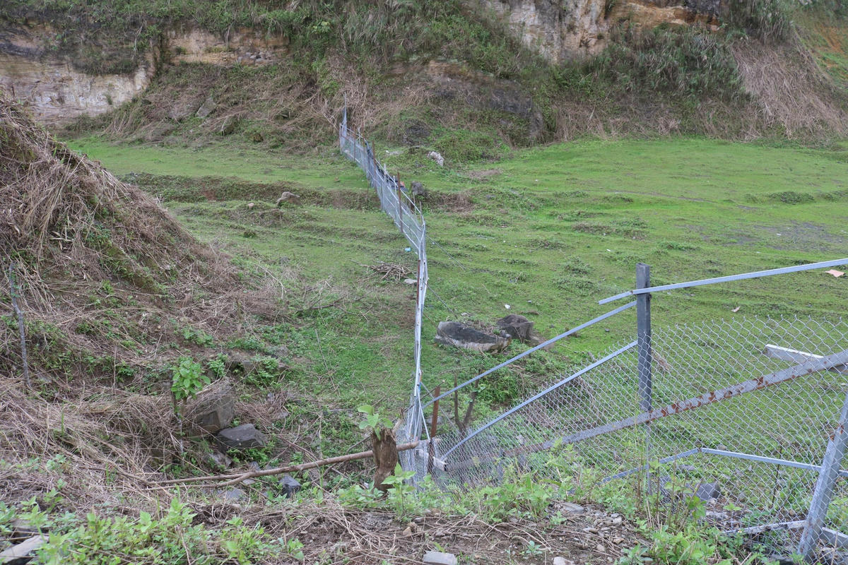 Dây thép gai được quây kín dự án...