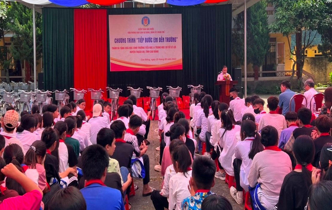 Quang cảnh buổi trao quà 