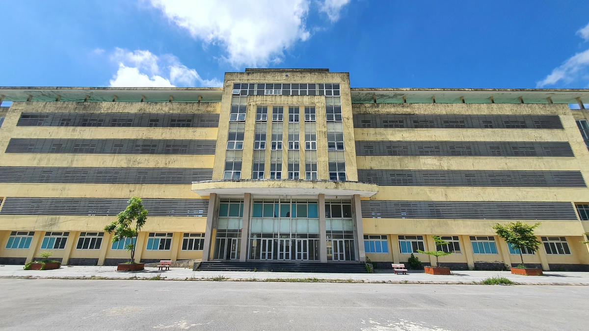 Để Đại học Huế mở rộng quy mô đào tạo tại tỉnh Quảng Trị, tiến tới thành lập trường Đại học Kỹ thuật tại tỉnh Quảng Trị, thúc đẩy sự phát triển kinh tế - xã hội của tỉnh Quảng Trị, ngày 24/8/2009, Bộ GD & ĐT có Quyết định số 5436/QĐ-BGDĐT về việc phê duyệt Dự án đầu tư xây dựng Phân hiệu Đại học Huế tại Quảng Trị với tổng mức đầu tư hơn 256 tỷ đồng. Dự án có thời gian thực hiện từ năm 2010 - 2015.