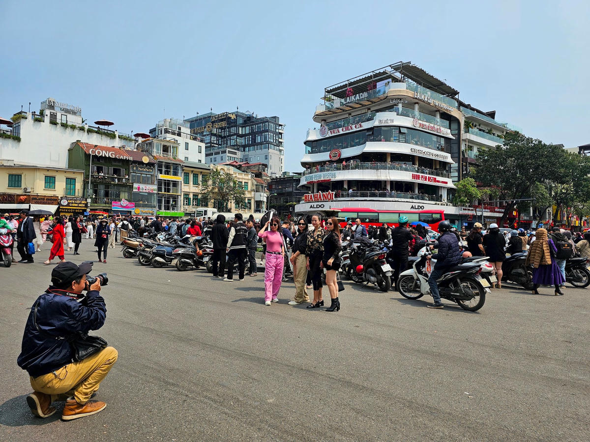 Theo anh Hải Nam, quản lý một quán cà phê trên phố Cầu Gỗ (Hoàn Kiếm, Hà Nội), mấy ngày hôm nay lượng người đổ về trước tòa nhà