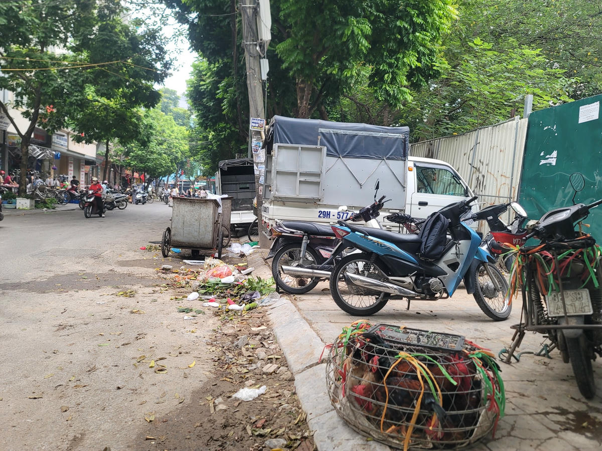 Phương tiện đỗ kín vỉa hè, hàng quán nhếch nhác, rác thải,... khiến cho nơi đây trở nên nhếch nhác, mất mỹ quan. Đáng nói, khu vực này cách trụ sở UBND phường Xuân La khoảng vài trăm mét.