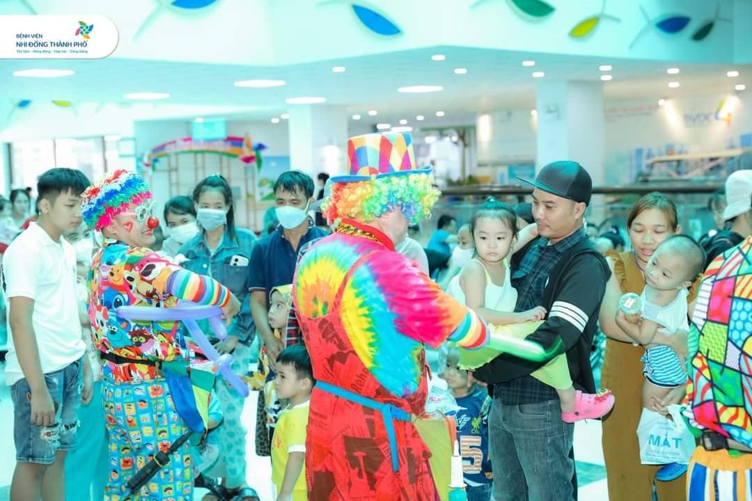 Chù hề tặng quà cho các bé nhỏ.