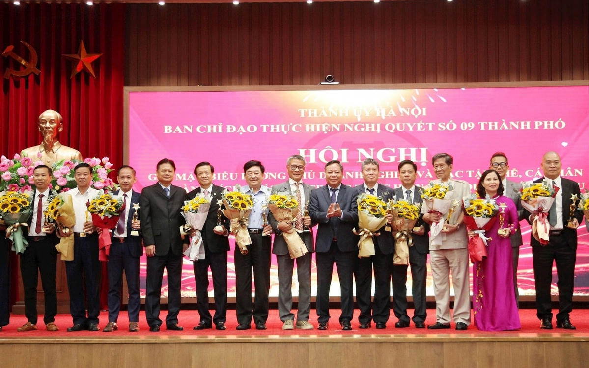 Bà Lê Thị Bình - Tổng Giám đốc Dược phẩm Tâm Bình là một trong 33 chủ doanh nghiệp ngoài Nhà nước có tổ chức Đảng tiêu biểu được vinh danh tại Hội nghị.