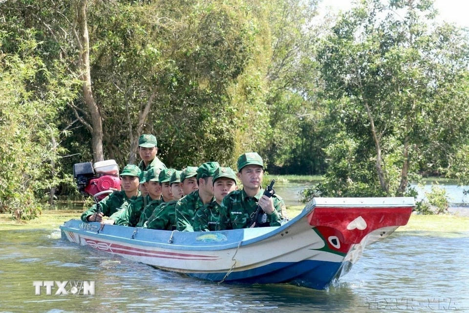Bộ đội Biên phòng Long An tuần tra biên giới mùa nước nổi nhằm thực hiện tốt công tác quản lý, bảo vệ chủ quyền và bảo đảm an ninh trên tuyến biên giới. (Ảnh: Bùi Giang/TTXVN)