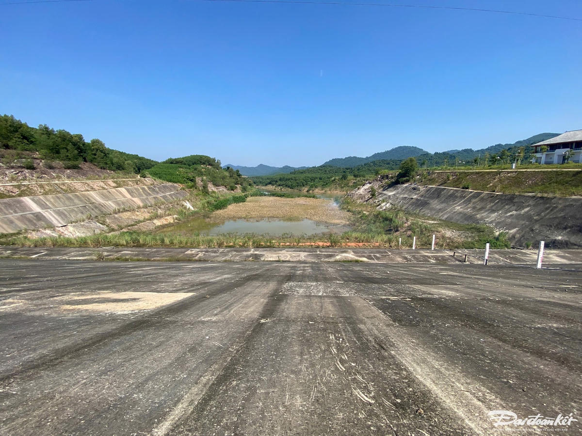 Đập tràn một hạng mục của dự án hồ chứa nước Bản Mồng khô cạn vì lòng hồ chưa thể tích nước. Ảnh: ĐB