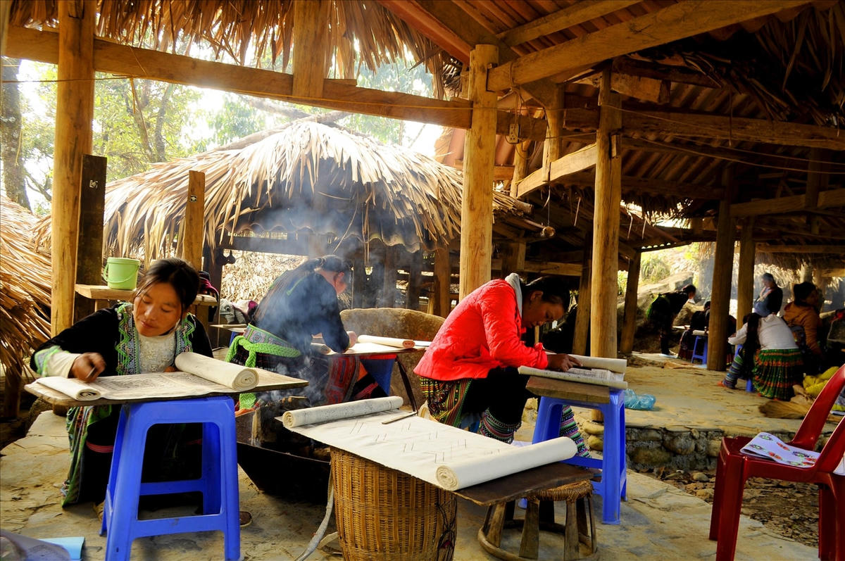 Vẽ sáp ong của người Mông