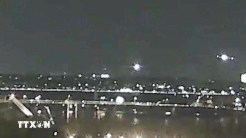 Hình ảnh trích từ video vụ va chạm giữa trực thăng quân đội Mỹ với máy bay chở khách của Hãng American Airlines giữa không trung và cả hai đã rơi xuống sông Potomac ở Washington, D.C., đêm 29/1/2025. (Ảnh: AA/TTXVN)