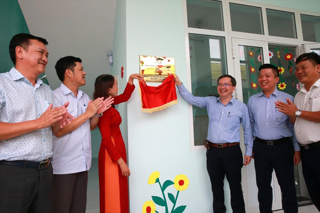 Các đại biểu thực hiện nghi thức gắn biển công trình.