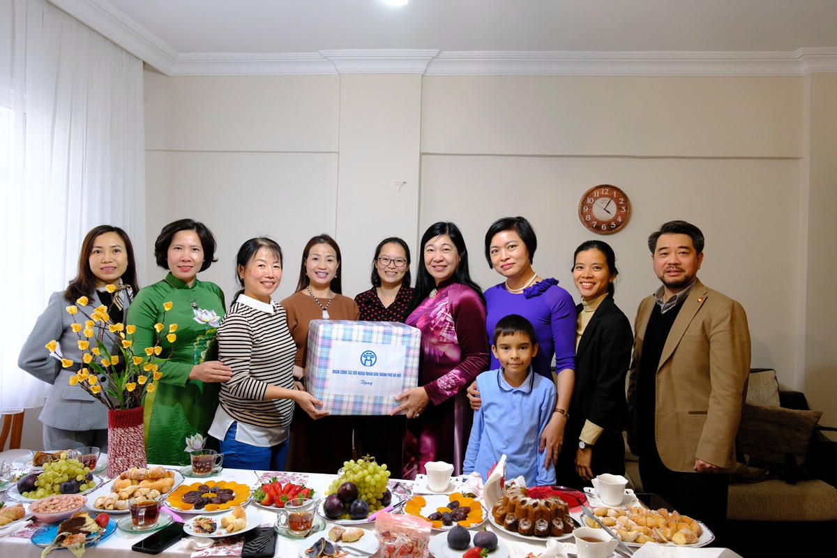 Đoàn giao lưu, tặng quà với người Việt Nam tại Thổ Nhĩ Kì.