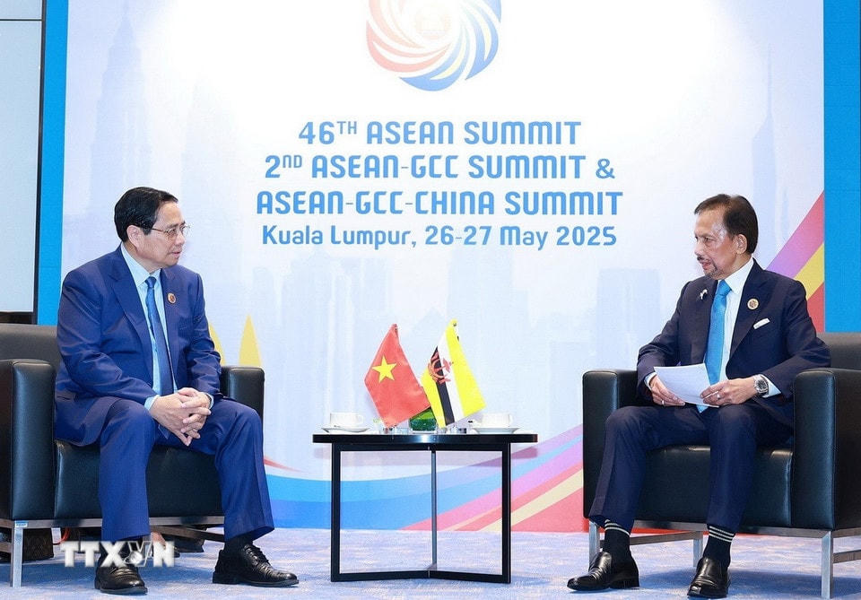 Thủ tướng Phạm Minh Chính gặp Quốc vương Brunei Hassanal Bolkiah. (Ảnh: Dương Giang/TTXVN)