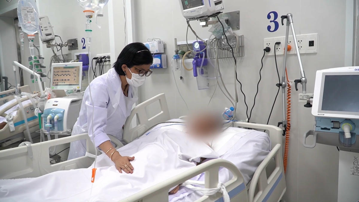 Bác sĩ thăm khám sức khỏe cho bệnh nhân bị ngộ độc nấm.