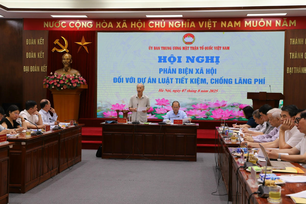 GS.TS Trần Ngọc Đường, Chủ nhiệm Hội đồng Tư vấn Dân chủ - Pháp luật phát biểu tại hội nghị phản biện. Ảnh: Văn Hoa