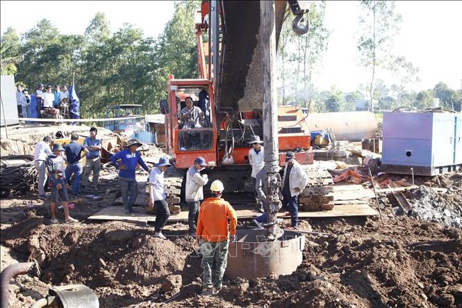 Công tác giải cứu em Thái Lý Hạo Nam vẫn tiếp tục thực hiện. Ảnh: TTXVN phát