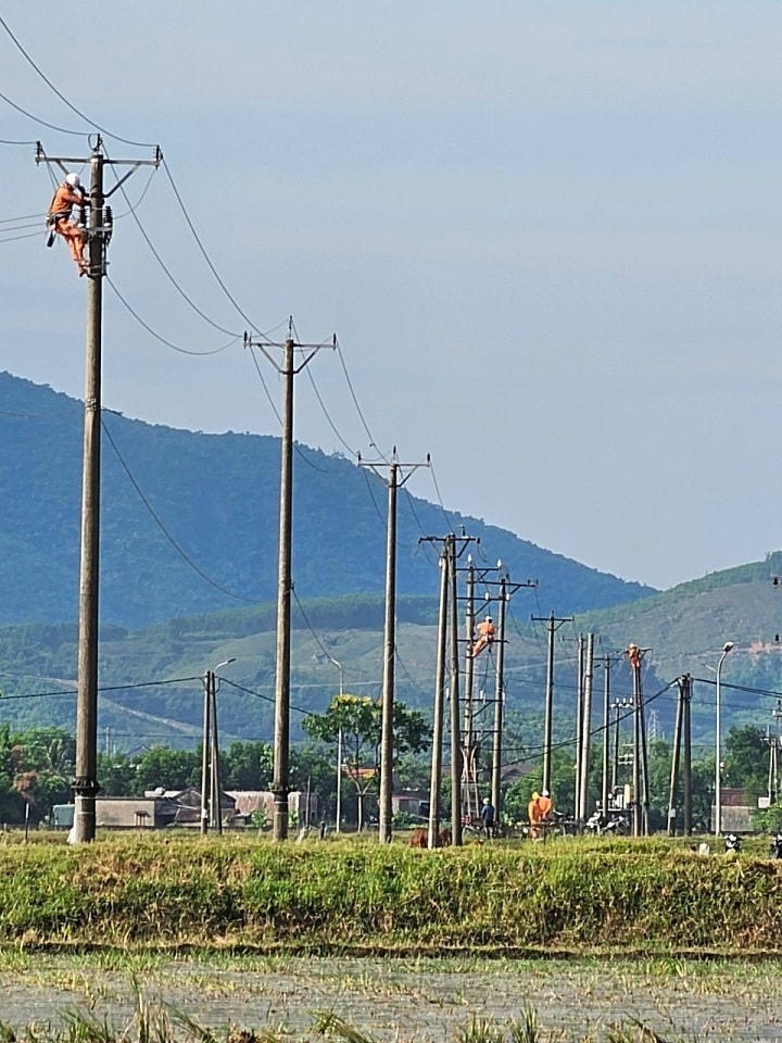 Khắc phục các khiếm khuyết đảm bảo cấp điện trong mùa mưa bão.