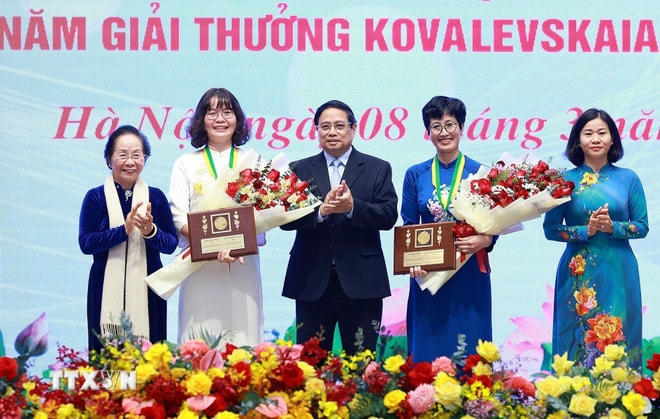 Thủ tướng Phạm Minh Chính trao Giải thưởng Kovalevskaia năm 2024. (Ảnh: Dương Giang/TTXVN) ttxvn-thu-tuong-10.jpg