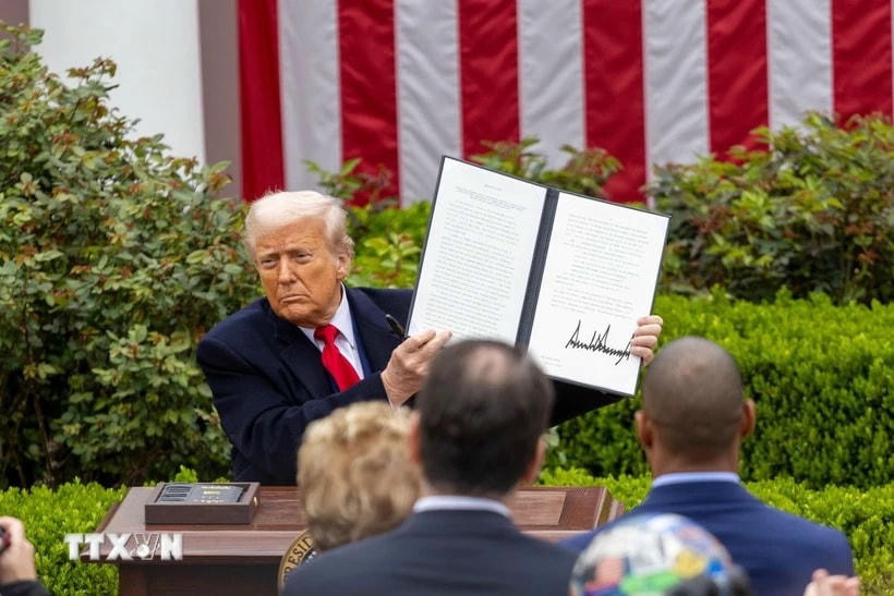 Ngày 2/4/2025, Tổng thống Mỹ Donald Trump đã công bố áp mức thuế cơ bản 10% đối với hàng nhập khẩu từ tất cả các quốc gia và vùng lãnh thổ trên thế giới. (Ảnh: THX/TTXVN)