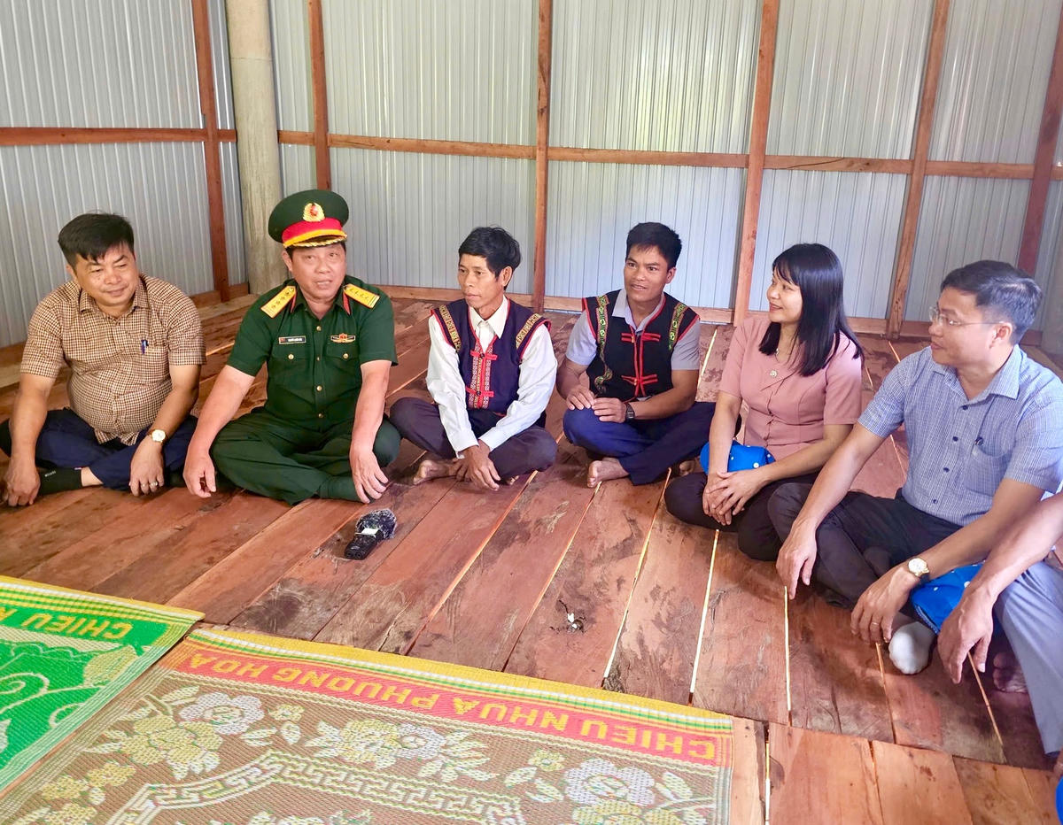 Đại diện Bộ Chỉ huy Quân sự tỉnh Bình Định và Huyện ủy Vân Canh thăm hỏi người dân sau khi được hỗ trợ xây dựng nhà.(ảnh Diễm Phúc)