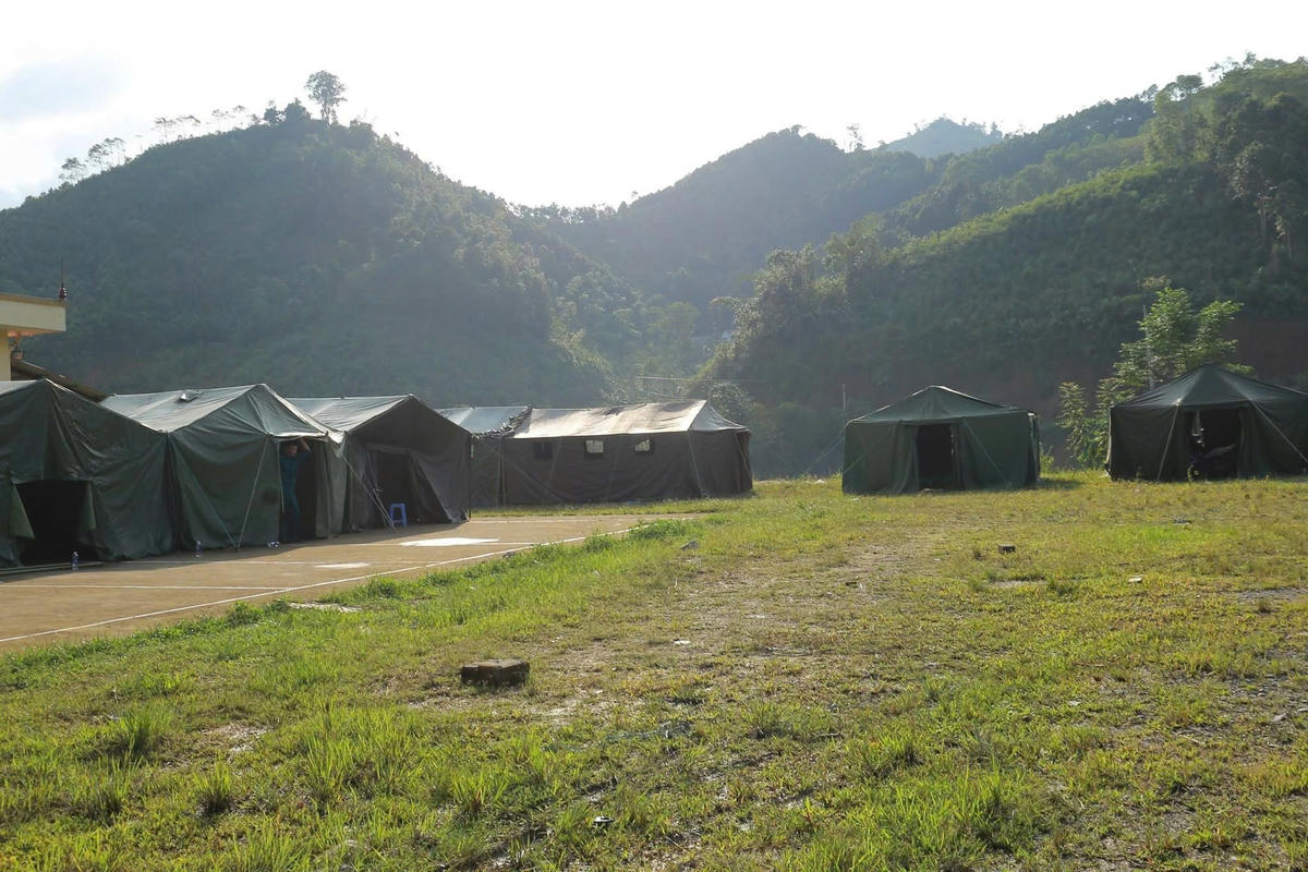 Nhà bạt được dựng lên để cán bộ xã làm việc. Ảnh: Trường Quân.