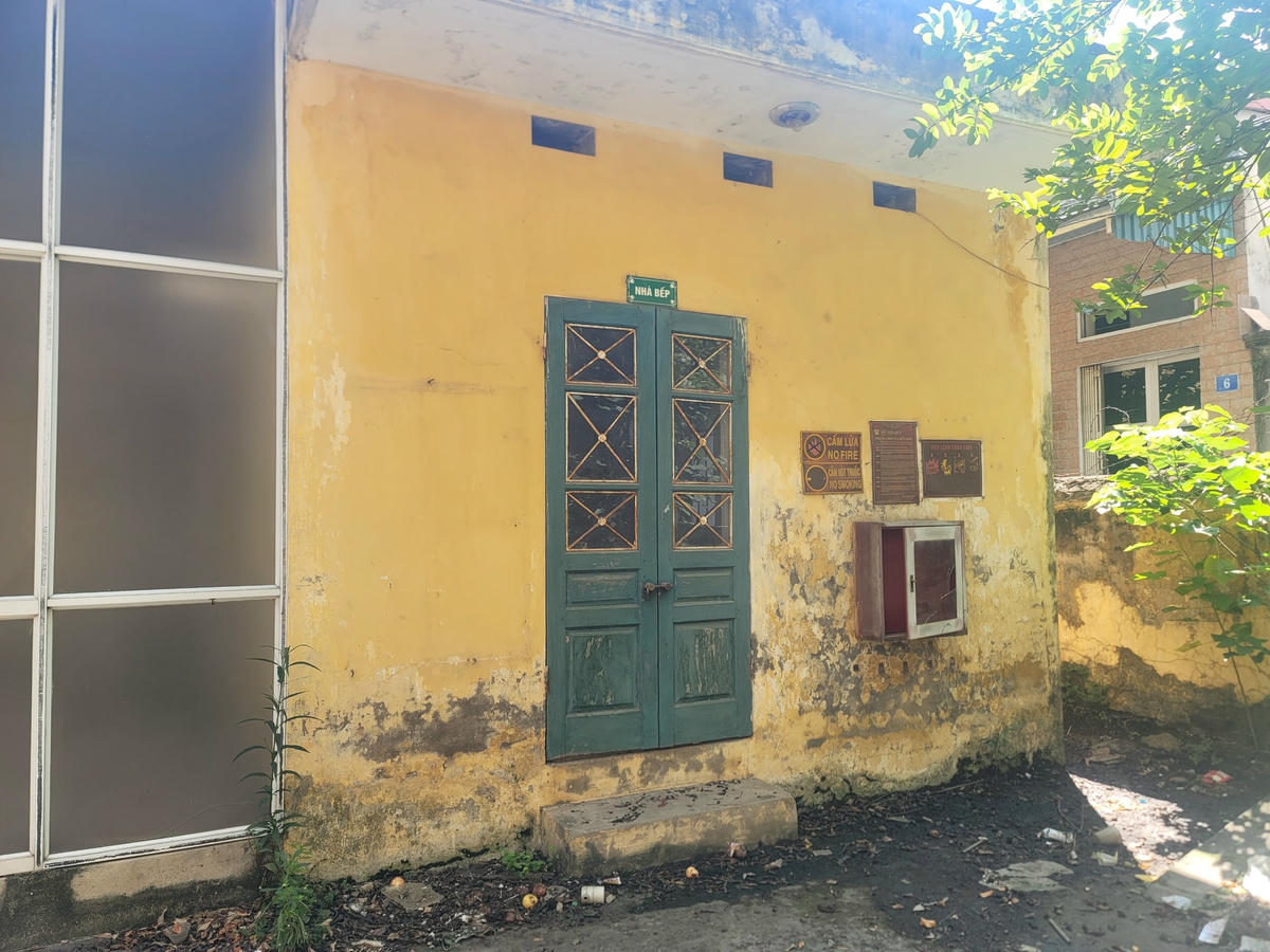 Khu bếp ăn nhà trường xuống cấp trầm trọng.