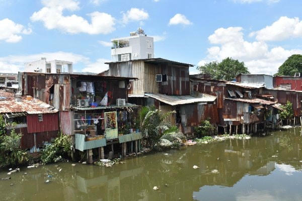 Theo cơ quan quản lý, rác đầy kênh cũng chính là một trong những nguyên nhân gây ngập nặng.