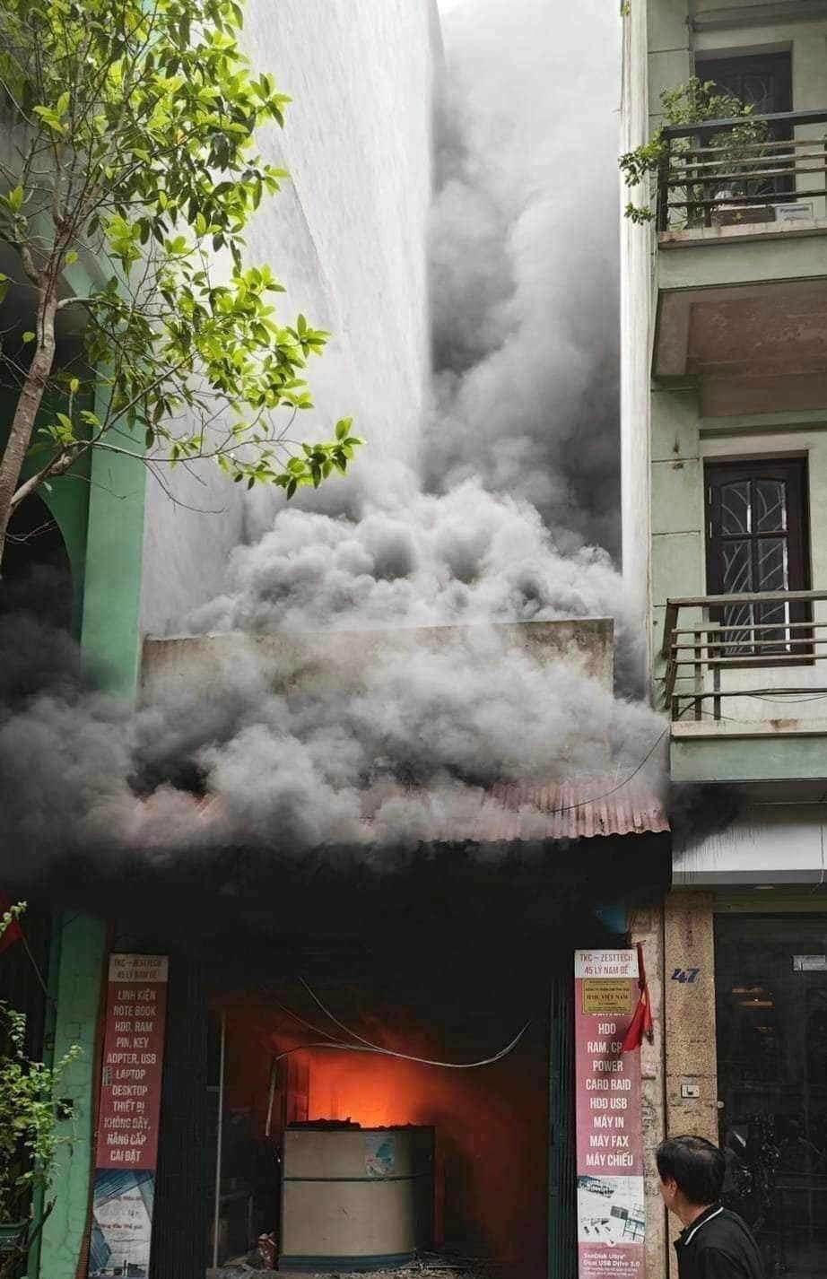 Vụ hoả hoạn xảy ra tại 45, Lý Nam Đế (quận Hoàn Kiếm, Hà Nội). (Ảnh: người dân cung cấp).