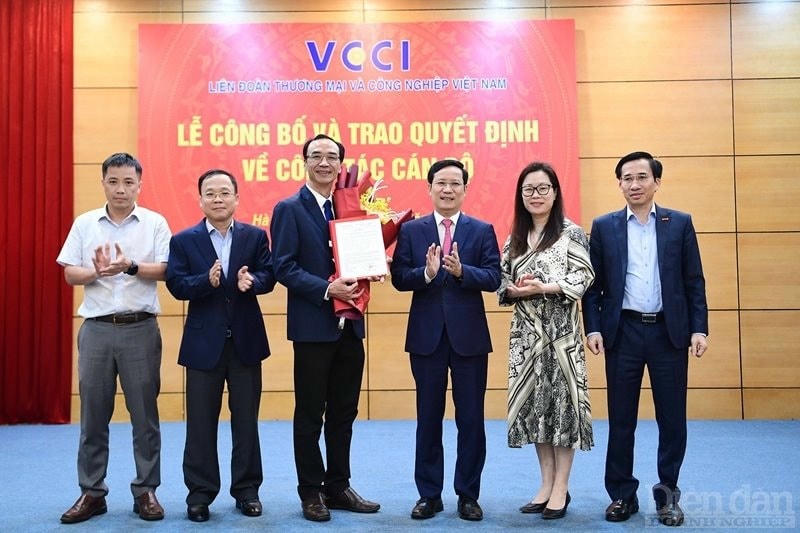 Các Phó Tổng biên tập Tạp chí chụp ảnh lưu niệm cùng tân Tổng Biên tập Nguyễn Linh Anh.