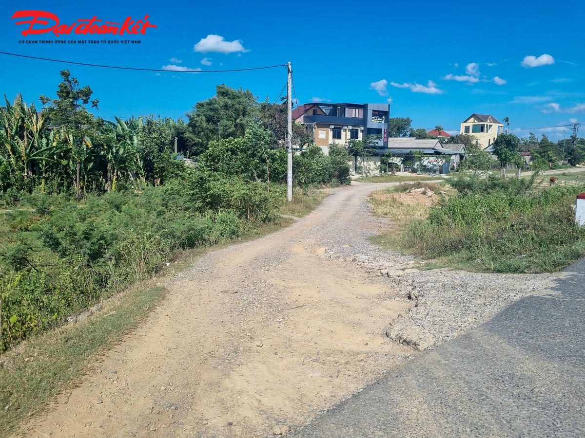 Đường dẫn lên phía Bắc cầu sông Hiếu cũng chưa được hoàn thiện.