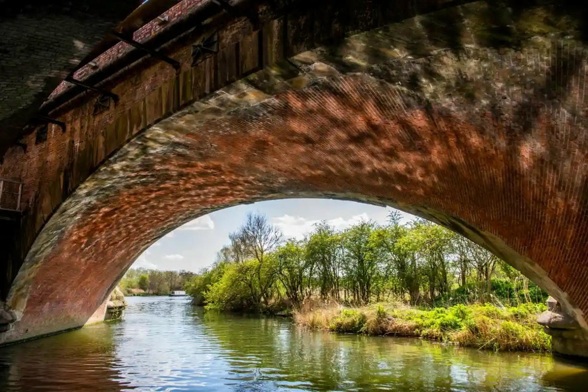 Dòng nước êm đềm phía dòng sông Thames. Ảnh: The Guardian.