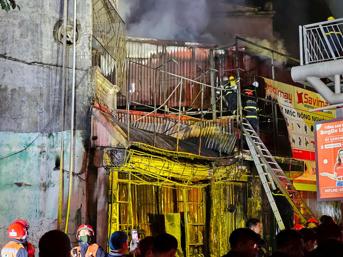 Cảnh sát đang nỗ lực phá tôn, tiếp cận dập lửa tại 1 tòa nhà.