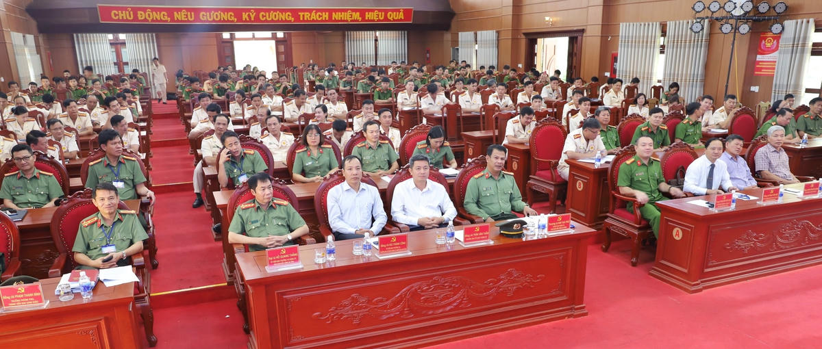 Các đại biểu và thi sinh dự khai mạc Hội thi.